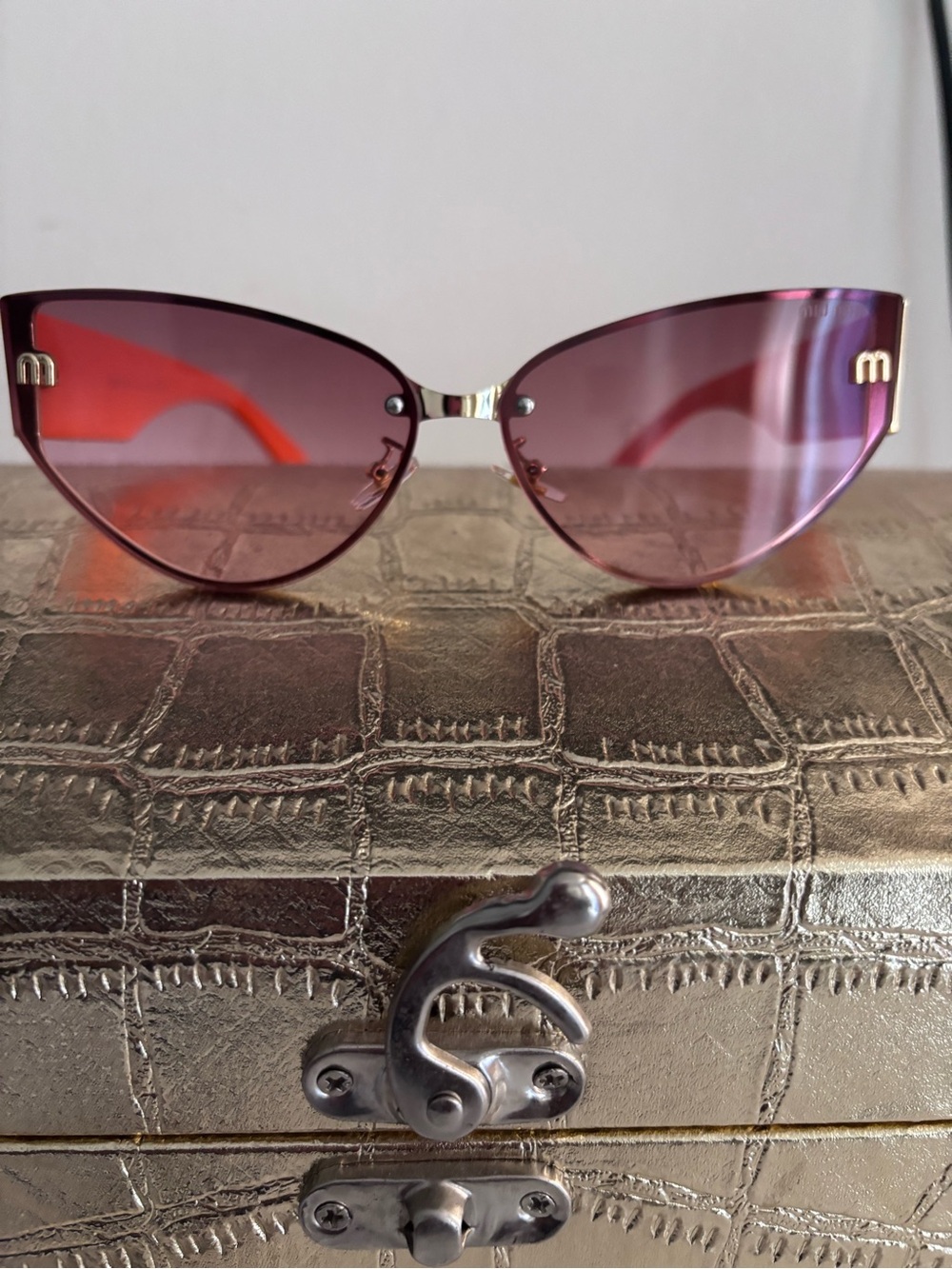 Source Unknown Cat-Eye Sunglasses with Pink Gradient Lenses